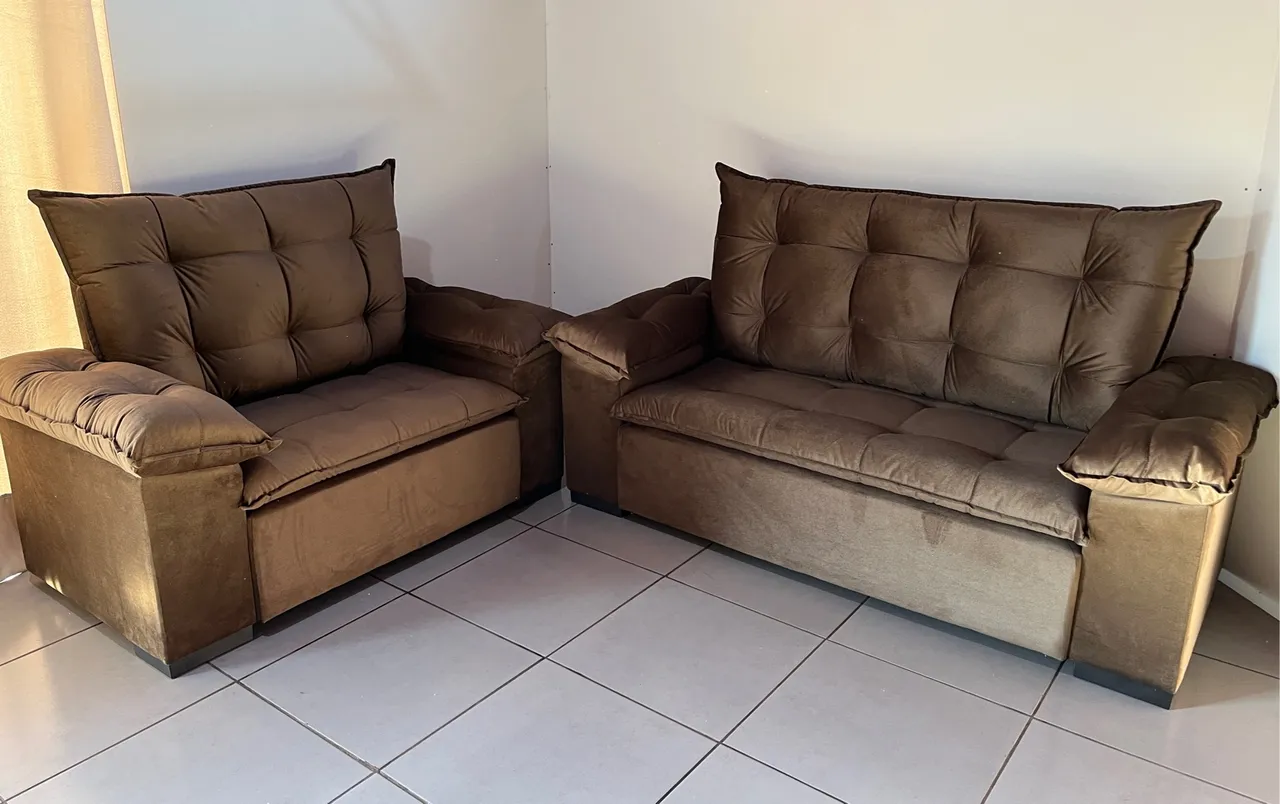 Conjunto de sofás 2 e 1 lugares em tecido aveludado
