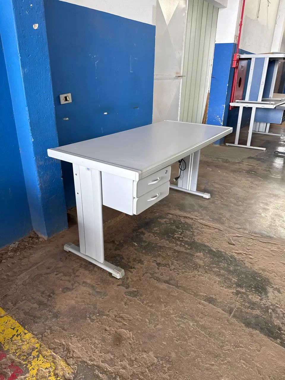 Mesa Cinza com duas Gavetas64385507985410122