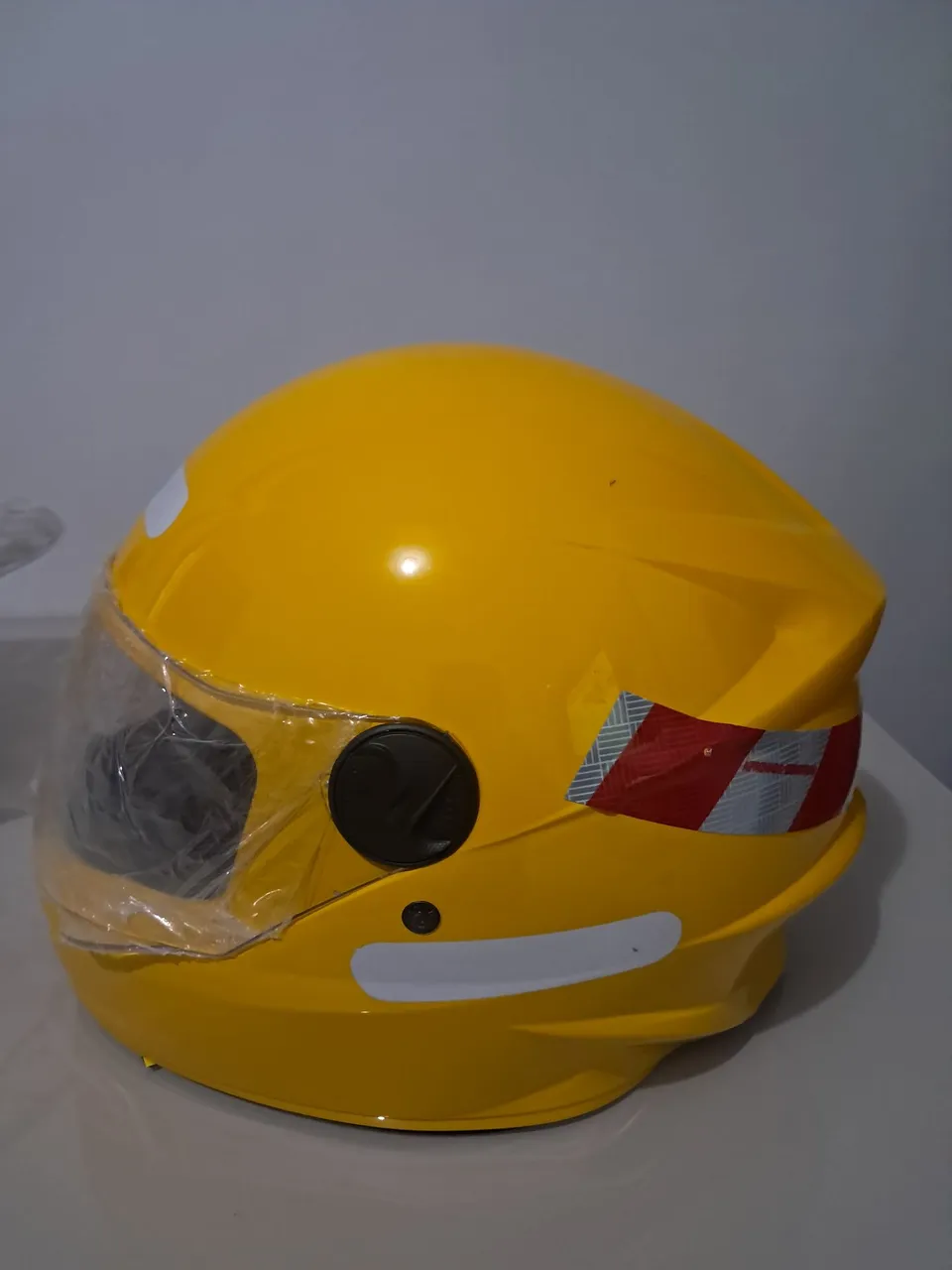 Dois Capacetes Amarelo para Moto Pro Tork tamanho 62