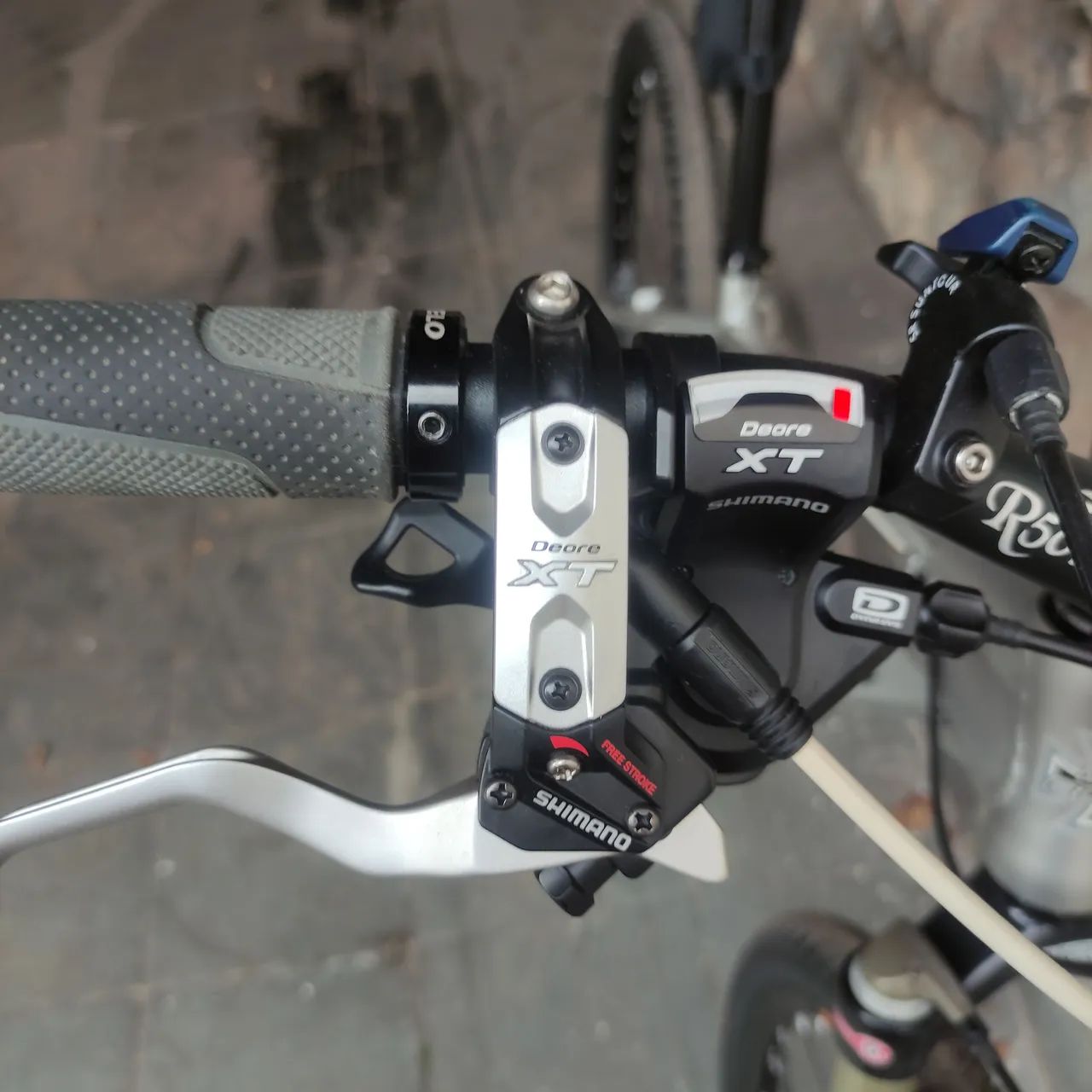 Bicicleta DaBomb grupo Deore XT 30v aro Mavic 26 mesa canote