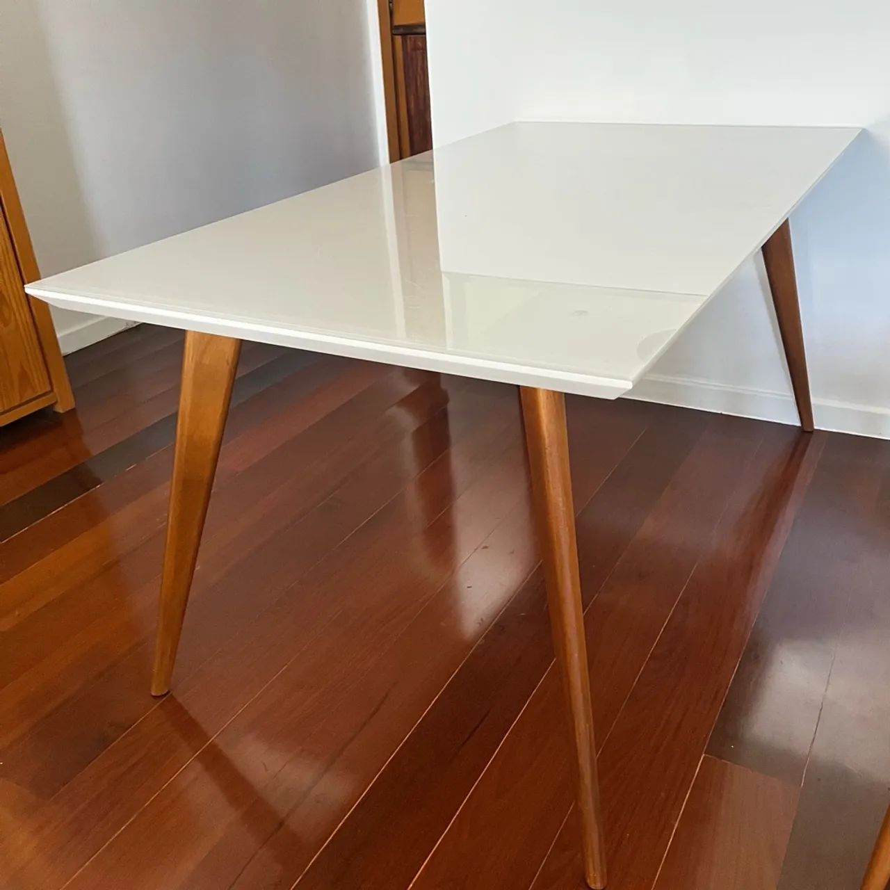 Mesa de Jantar tampo de vidro com Pernas de Madeira