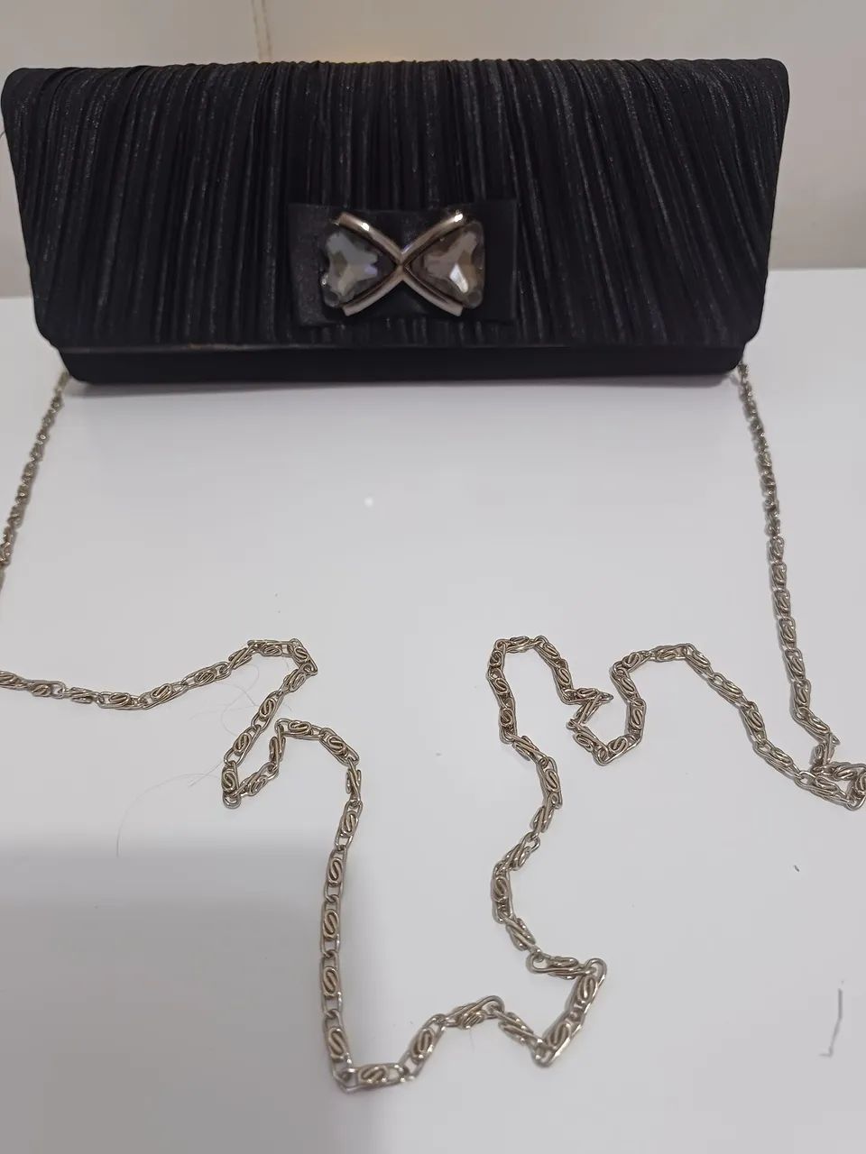 Bolsa de mão preta com detalhes em stras  s