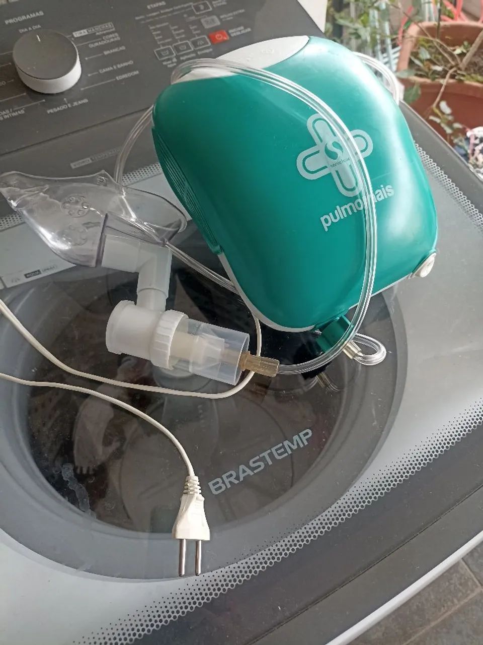 Aparelho inalador nebulizador pneumático pulmonar funcionando tratamento respiratorio 