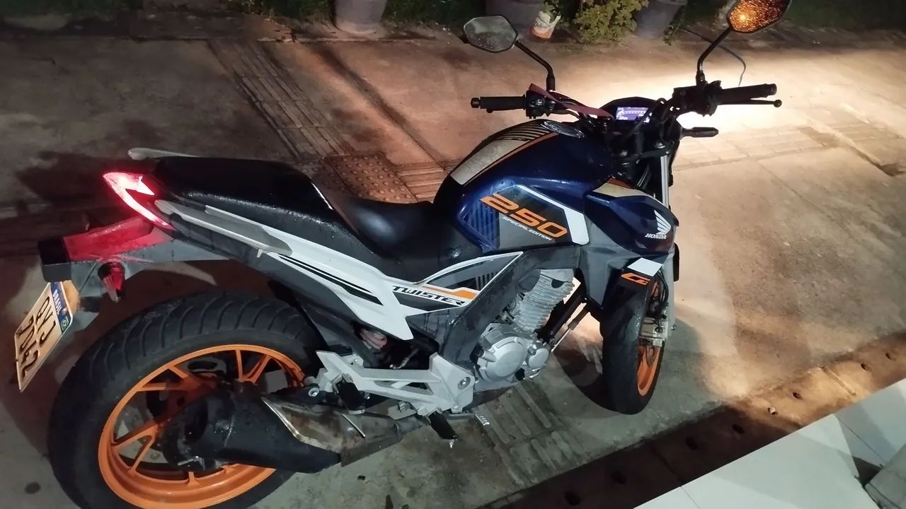 Moto muito conservada e só pega e anda vai emplacada 2025
