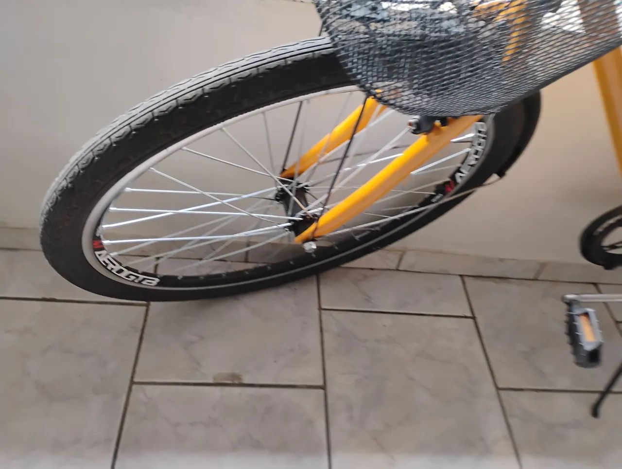 Bicicleta com acessórios.