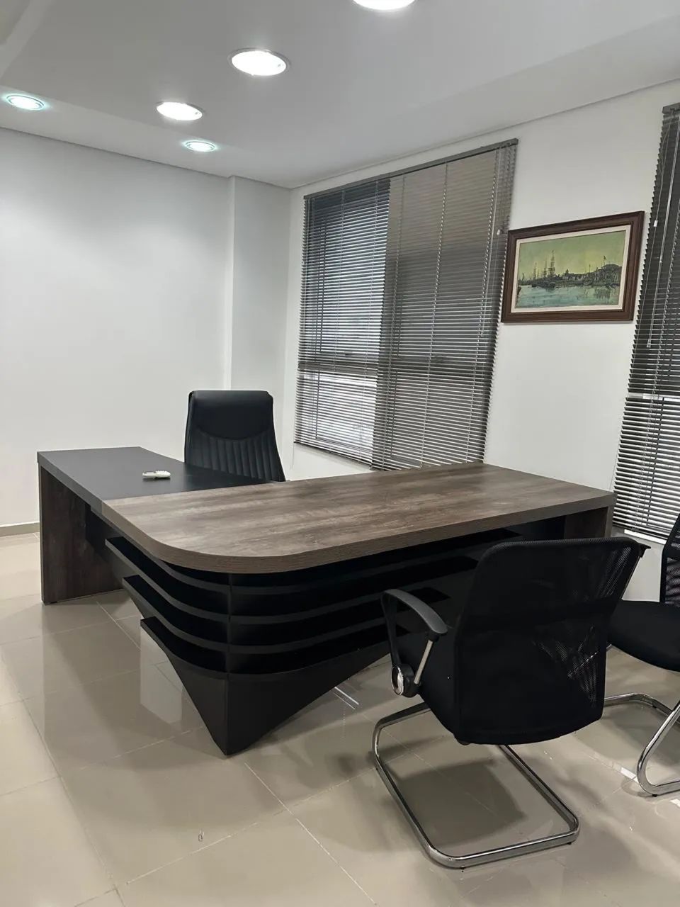 Mesa de escritório pouco uso 