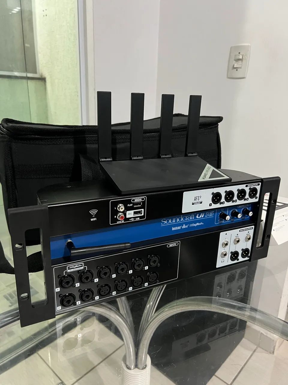 Mesa digital Ui16 com bag rígida e Wi-Fi.