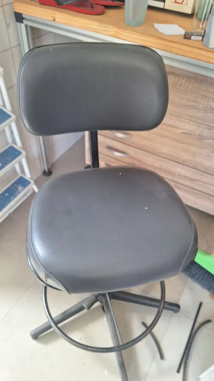 Cadeiras altas tipo caixa - Foto 3