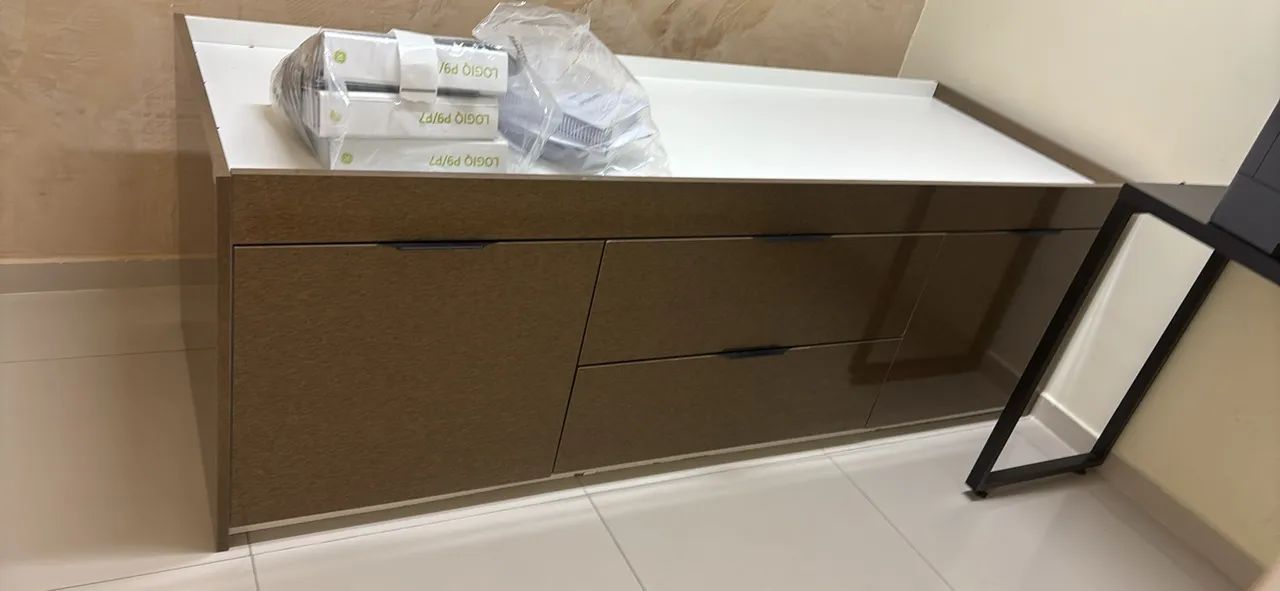 Maca para exames  em marcenaria com 2 gavetas e 2 portas 