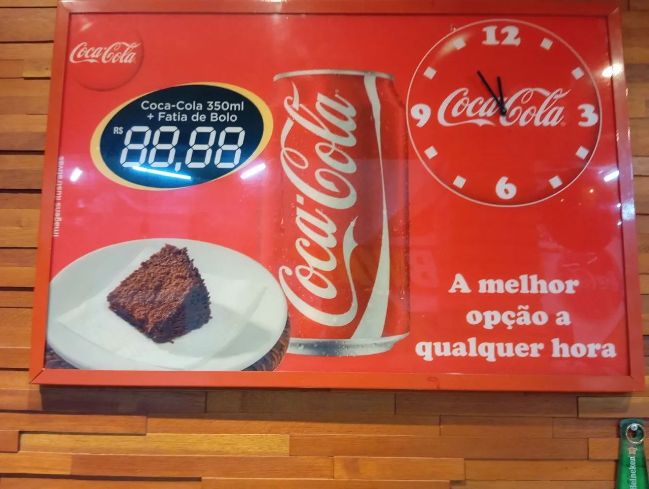 Placa da coca cola com relógio.