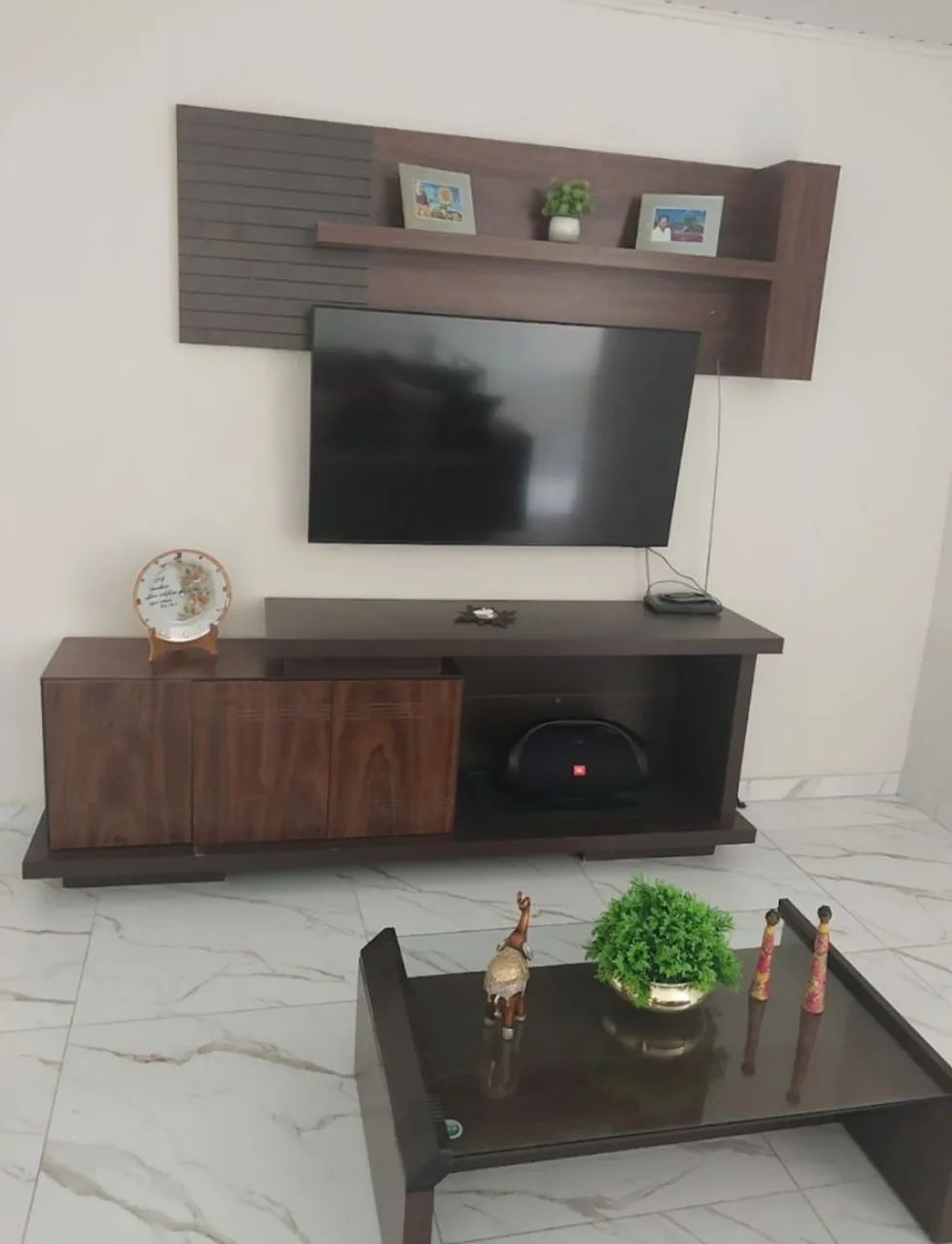 Mesa de vidro com seis cadeiras acolchoadas, rack com painel suspenso e mesa de cetro - Foto 4