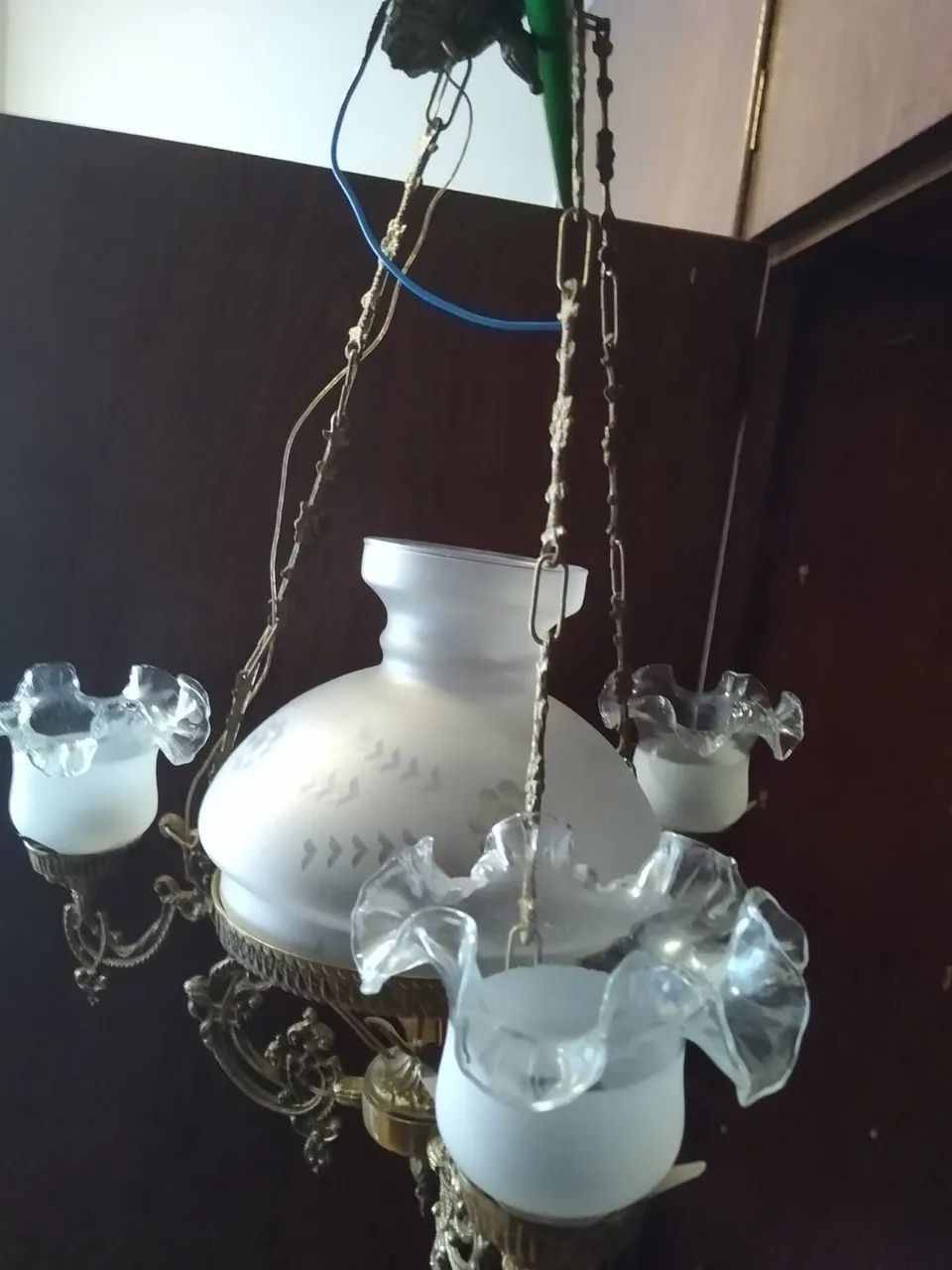 Lustre de bronze com cúpulas trabalhadas  - Foto 3