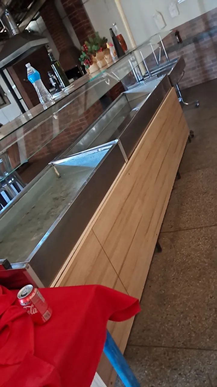 Vendo aparador de comida  ou conhecido  como buffet para restaurante servir servir 