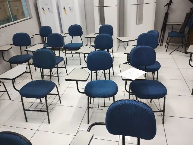Carteiras universitárias ótimo estado e higienizadas. Preço baixo para levar tudo!