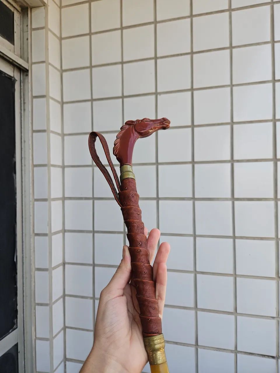 Calçadeira com cabo esculpido em cabeça de Cavalo - Madeira & Couro - Foto 3