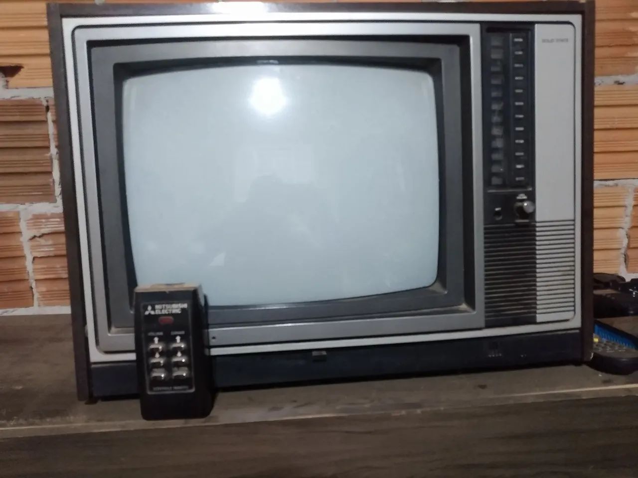 Televisão antiga de madeira (Funcionando) com controle  - Foto 2