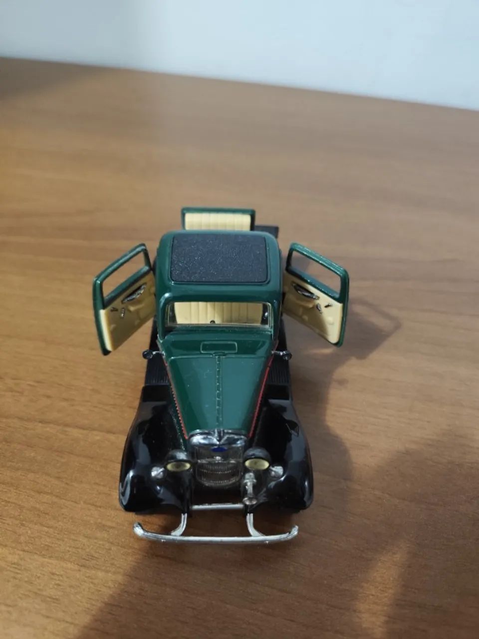 Kit com 4 carros em miniatura