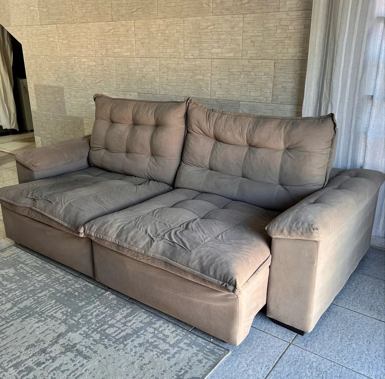 Sofá suede cinza  - Foto 5