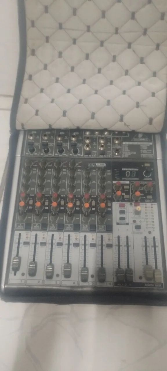 Mesa Behringer  - Foto 2
