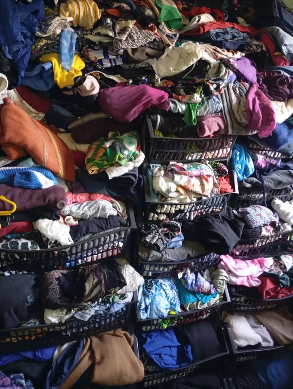 Lote de roupas variadas para brechó com 50 peças  - Foto 3