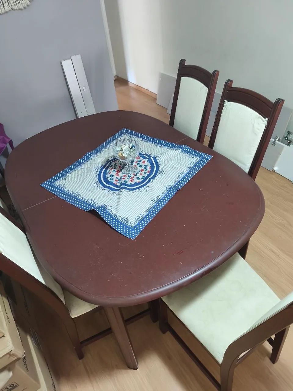 CONJUNTO DE MESA DE MADEIRA COM 6 CADEIRAS 