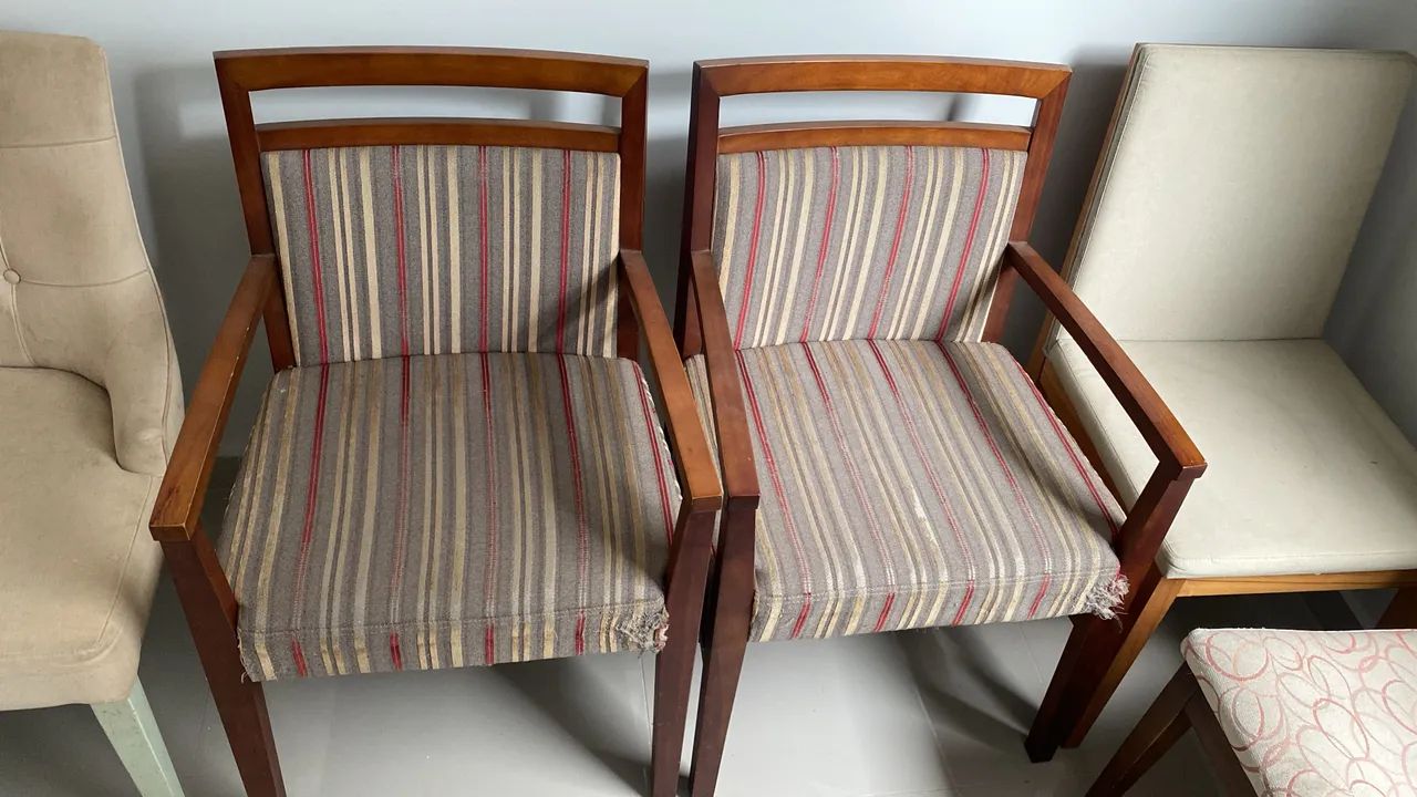 Par de cadeiras poltronas com braço 