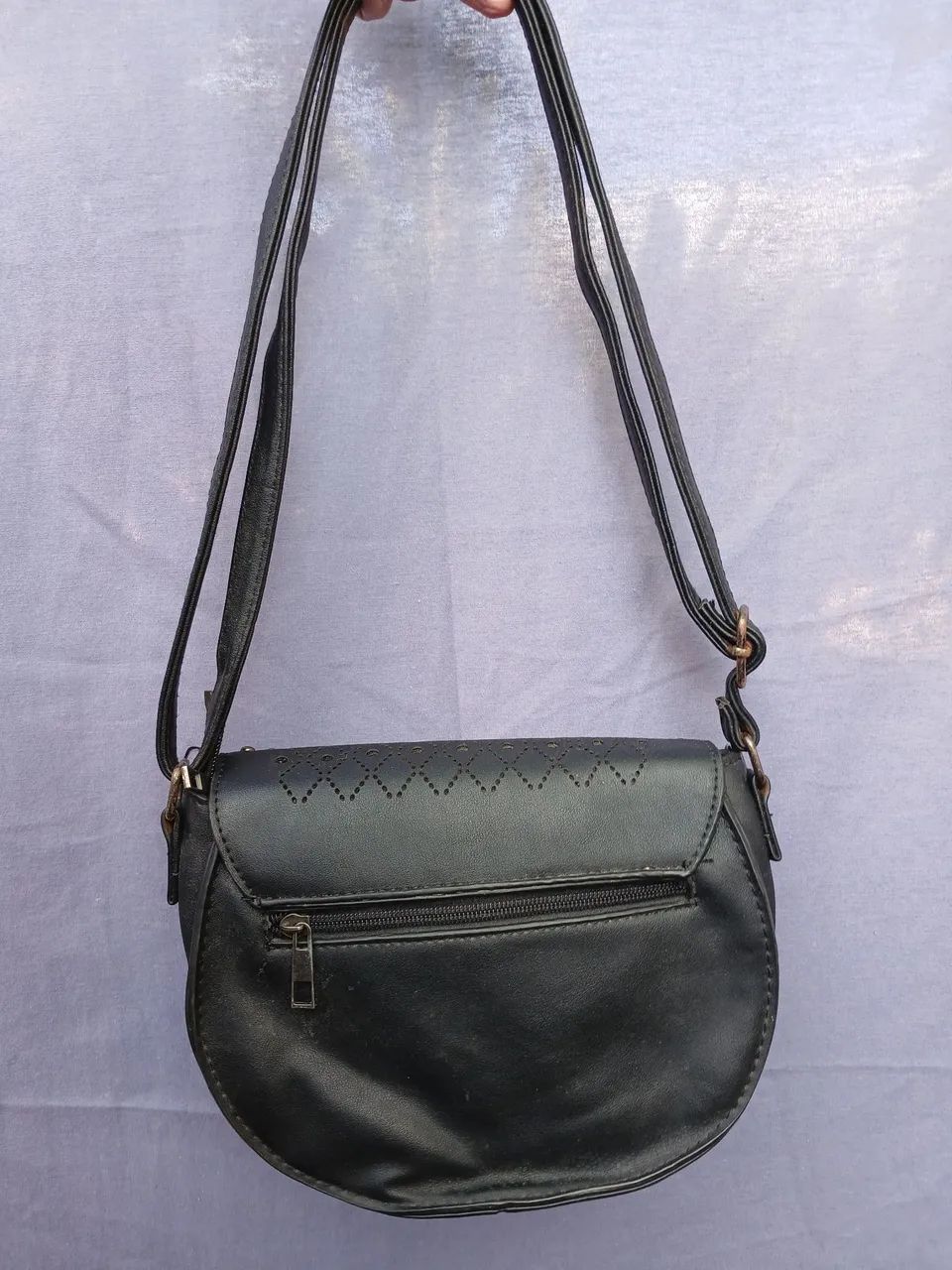 Bolsa Transversal Preta com Tachas e Detalhes Vazados - Estilo Boho/Casual - Foto 2