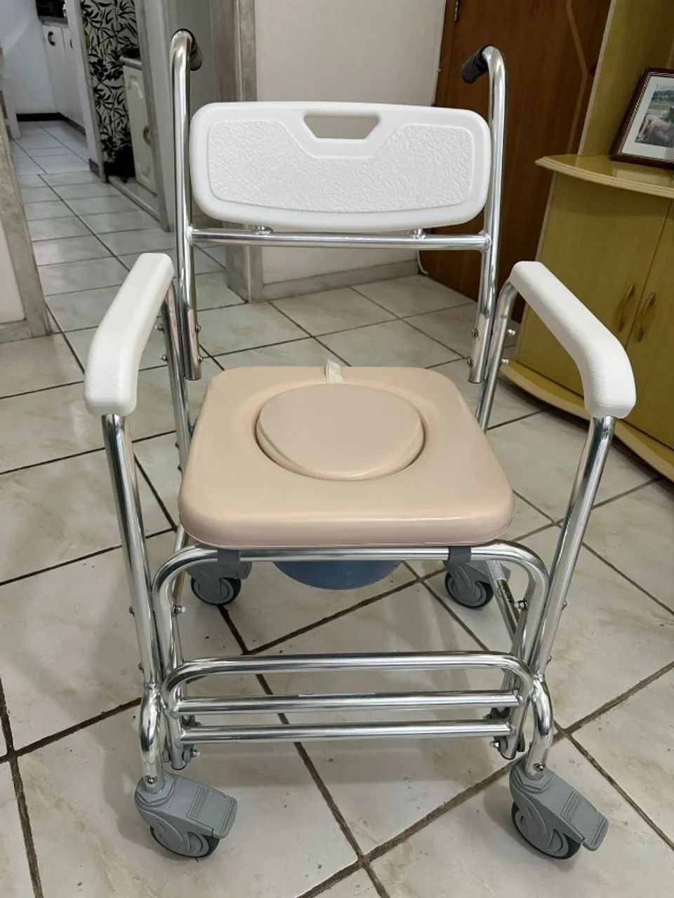 CADEIRA DE BANHO EM ALUMINIO SEM USO  Modelo com assento acolchoado, rodas e balde coleto - Foto 3