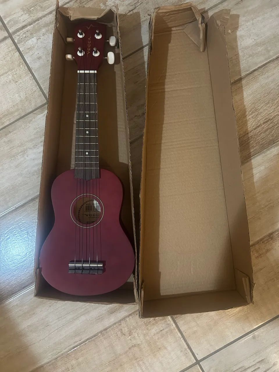 UKULELE MARCA VOGGA COR BORDÔ - Foto 2