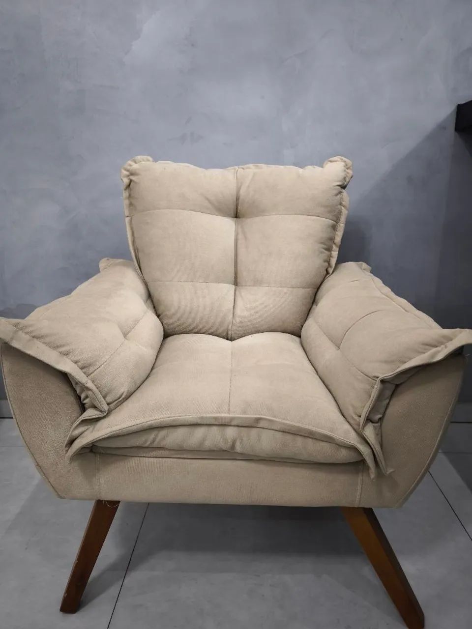 Kit 2 Poltronas De Madeira Maciça Com Almofada Veludo Bege - Alto Reqinte