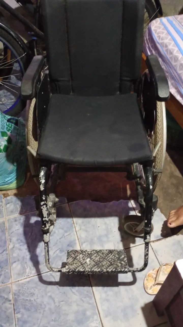 Vendo cadeira de rodas usada .  - Foto 3