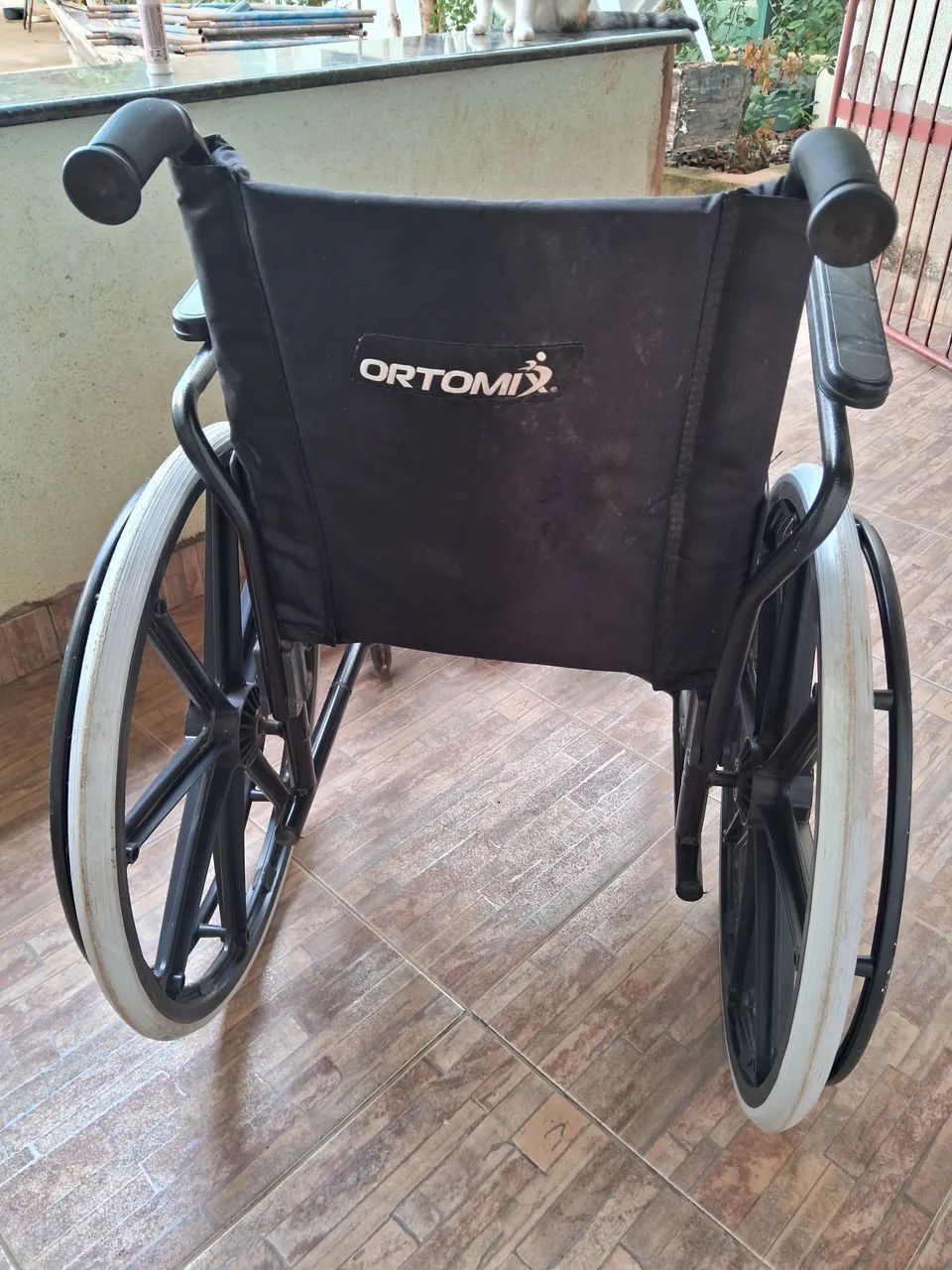 Vendo CADEIRA DE RODAS E DE BANHO