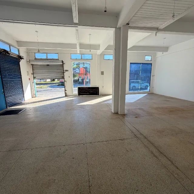 Sala comercial 90m² de esquina com amplo estacionamento. - Foto 2