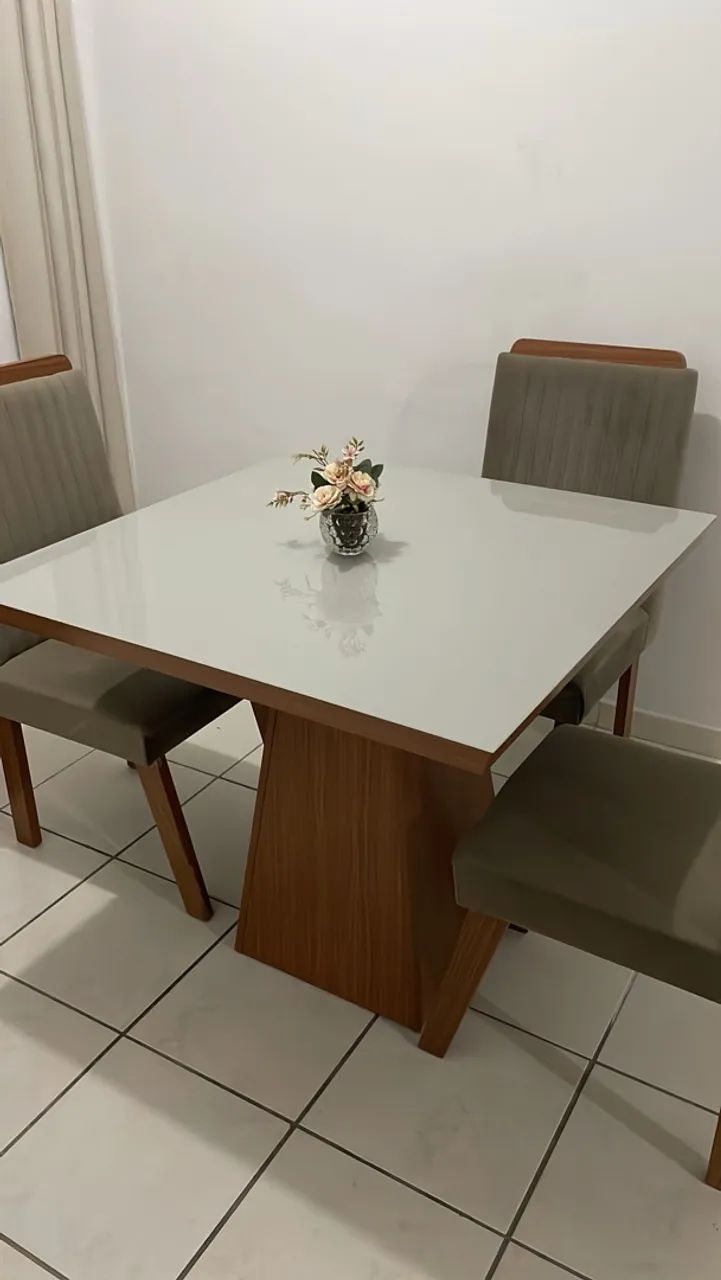 Mesa e armário 