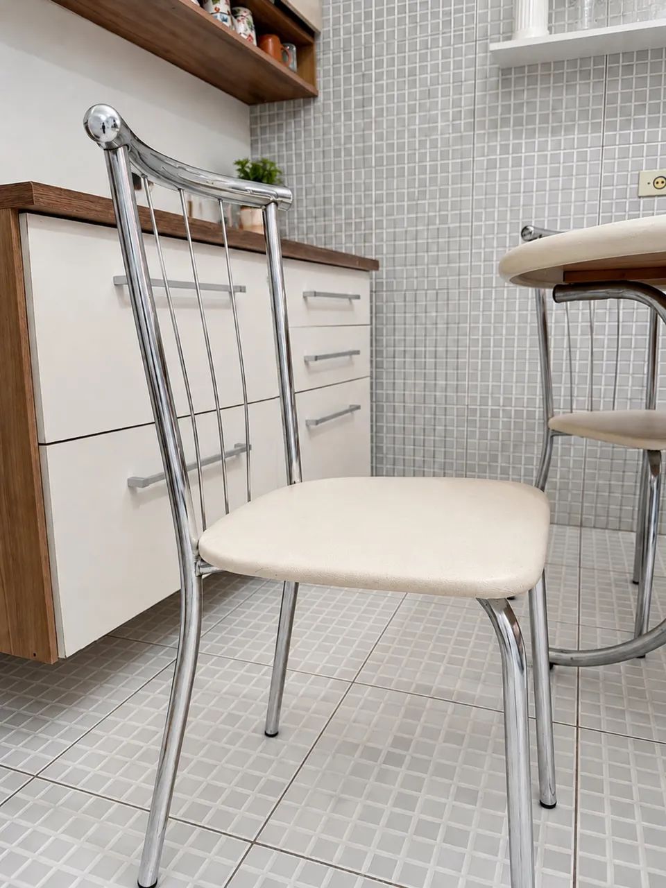 Conjunto de mesa redonda com quatro cadeiras branco  - Foto 2