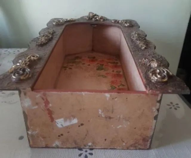 Oratório vintage em madeira com detalhes à ouro 49cm x 28cm inspirado em antiguidade - Foto 6