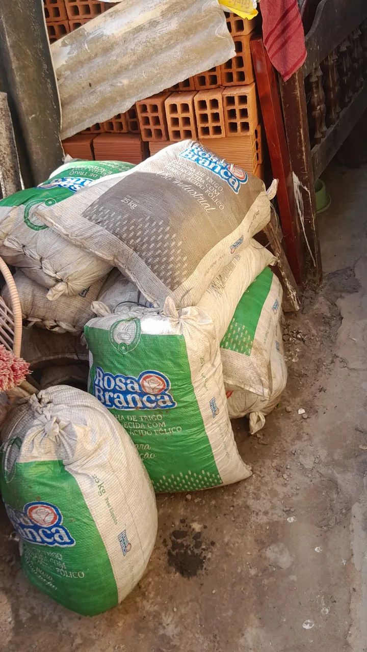Terra preta e Adubo de gado 