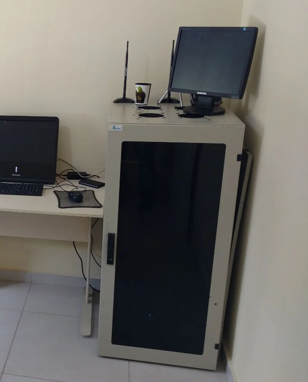 Rack Servidor de Piso 19U com Rodas e Prateleiras