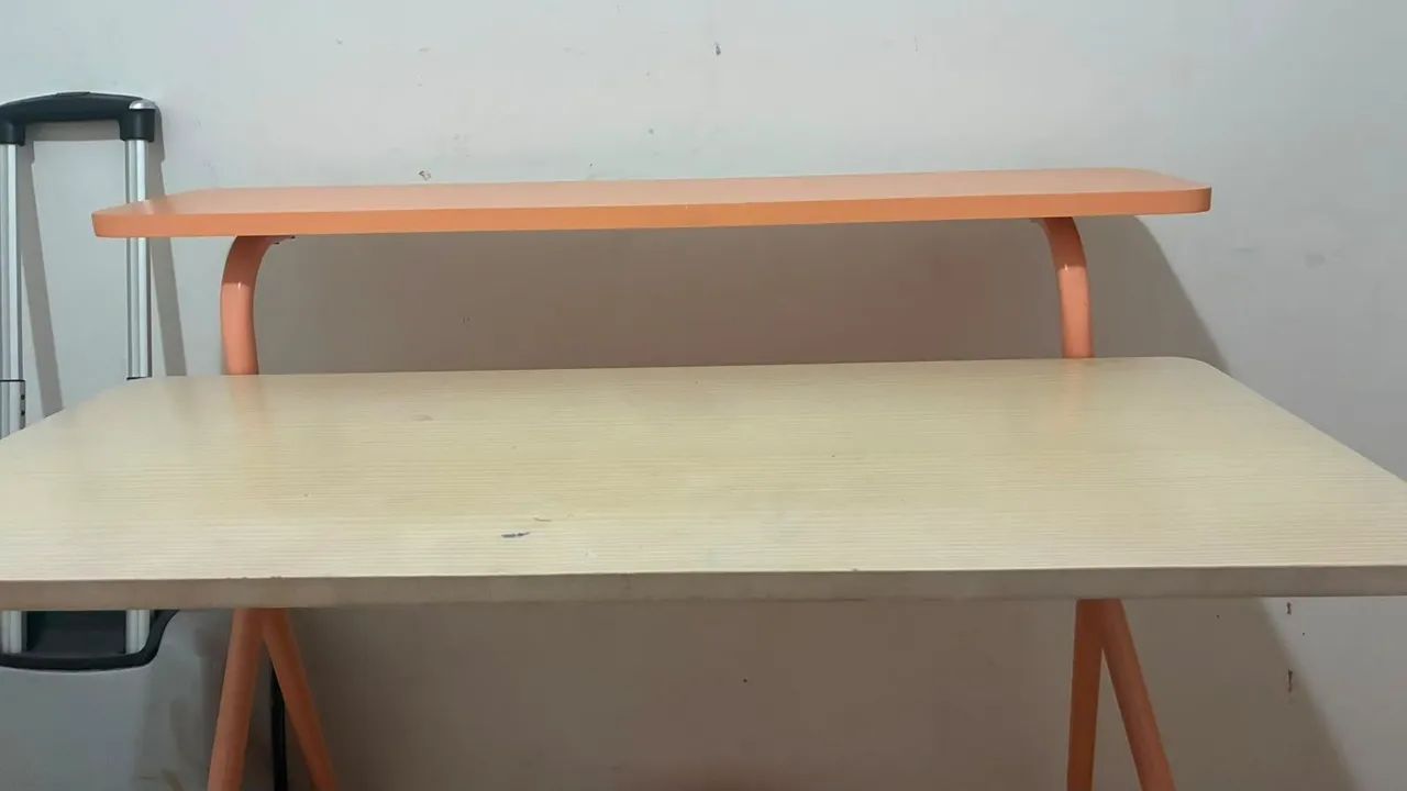 Mesa Escrivaninha Compacta com Suporte Elevado / Prateleira