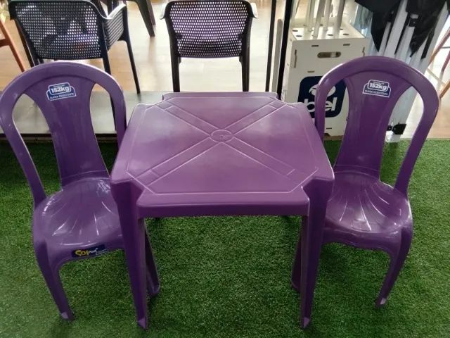 MESA COM CADEIRA DE PLASTICO roxa - Foto 2