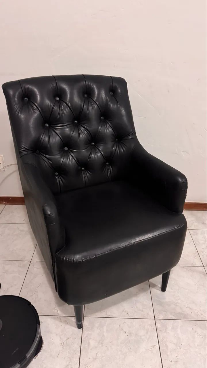 Poltronas poltrona acabamento em capitonê no encosto. - Foto 3