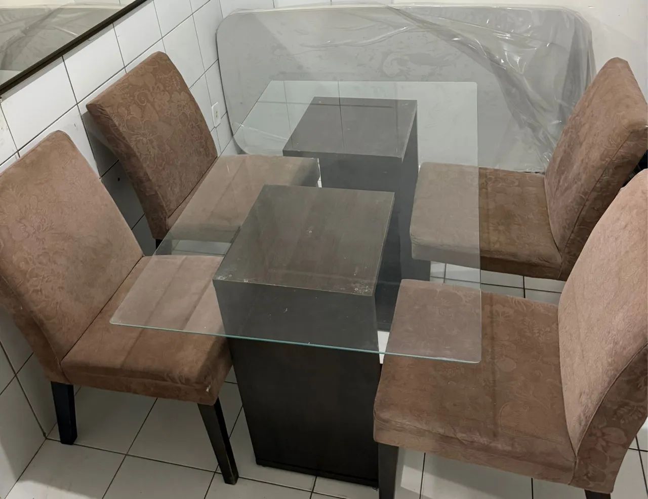 Mesa de vidro com 4 cadeiras acolchoadas  - Foto 3