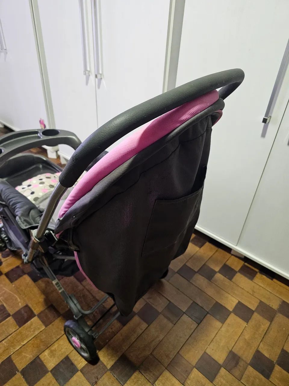 Carrinho de Bebê Cosco Rosa e Cinza Semi Novo - Foto 3