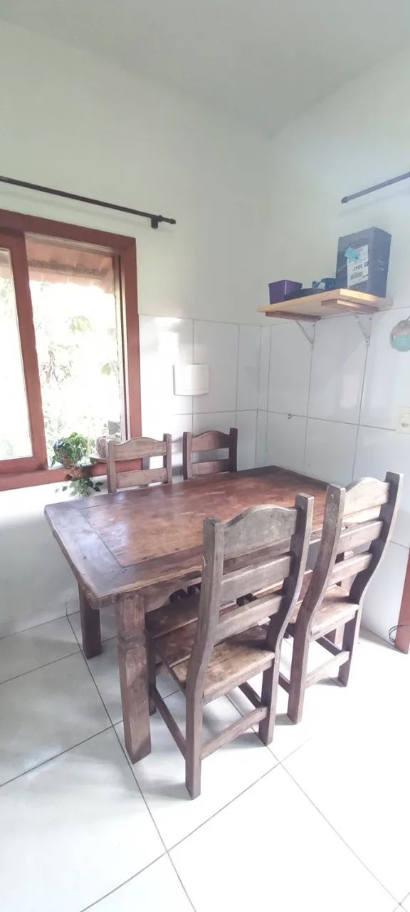 Mesa rústica de jantar com 4 cadeiras