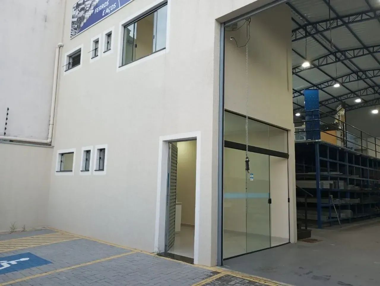 Galpão completa com mezanino, documentação 100% regularizada e pronta para operar! Jacarei - Foto 2