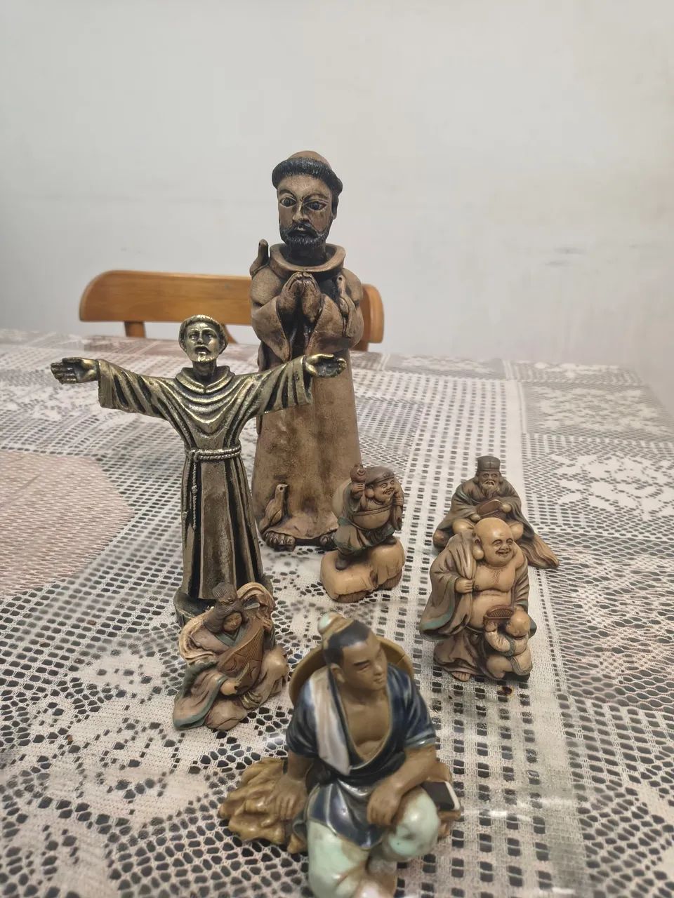 Esculturas são Francisco e chineses  - Foto 3