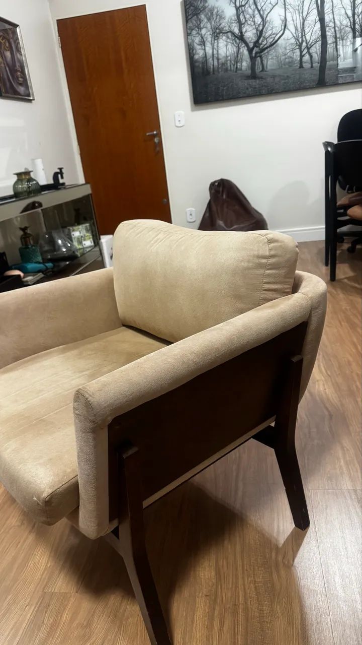 Poltrona em tecido para sala c/ acabamento em madeira e  - Foto 2