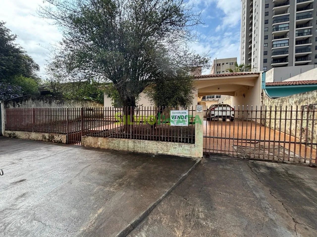 Casa Térrea com Amplo Terreno à Venda na Zona 08