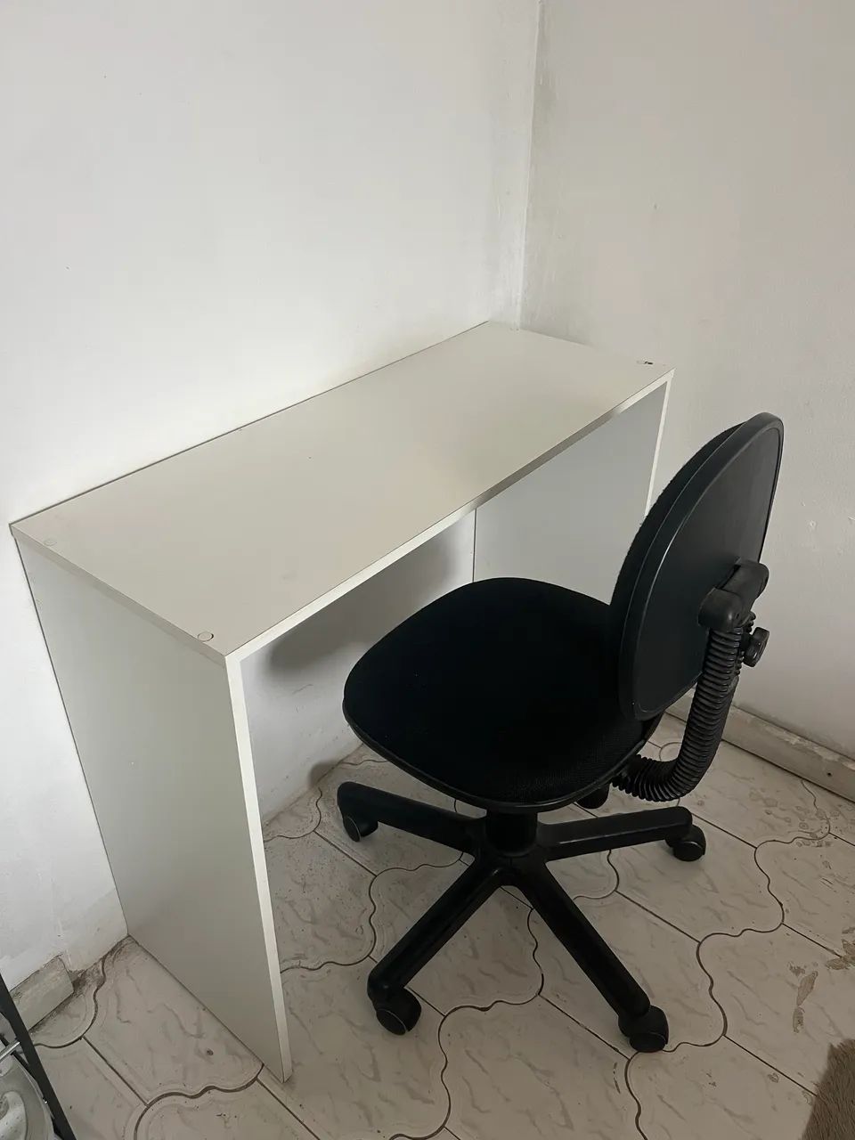 Mesa de computador e cadeira