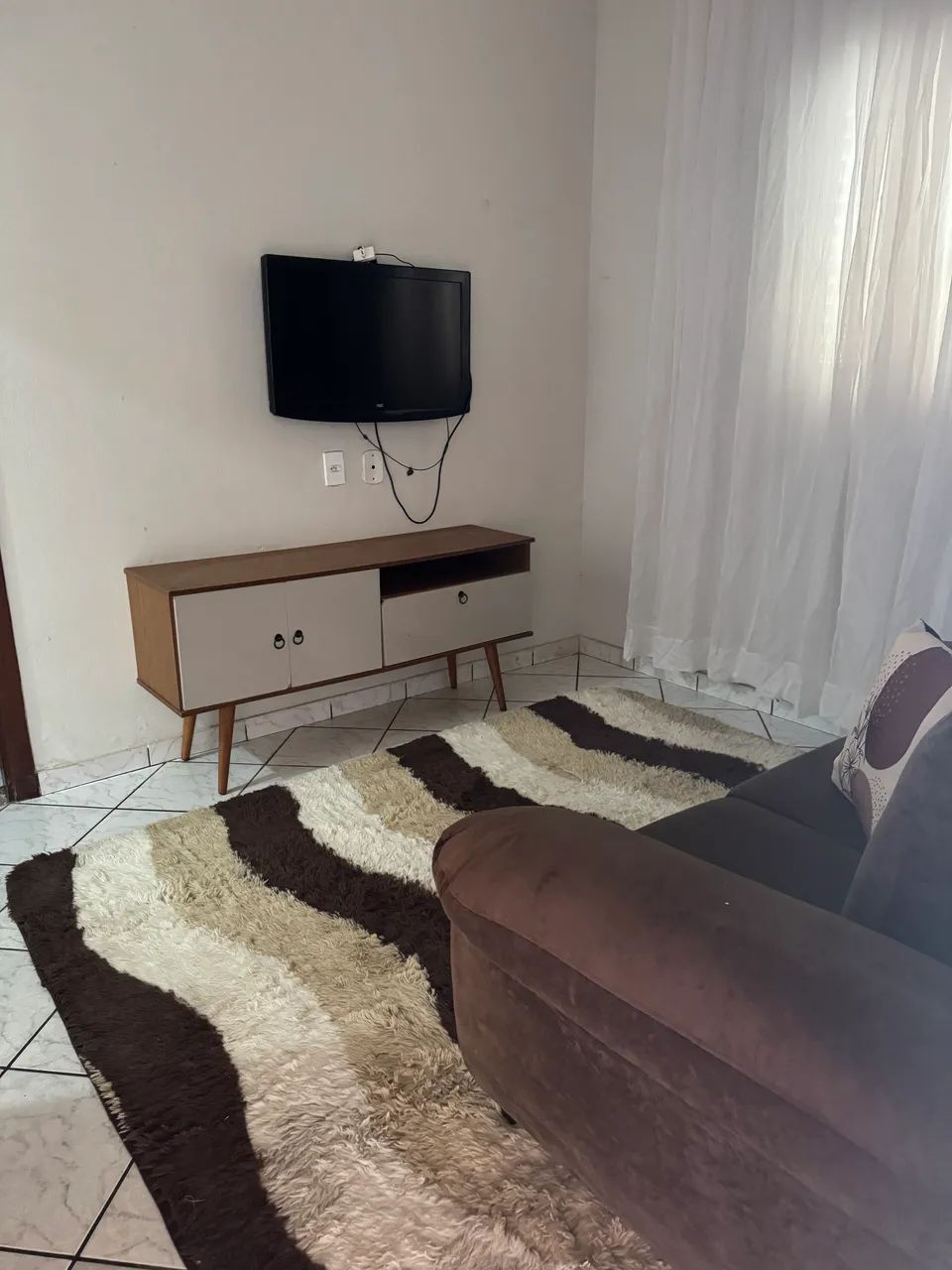 Alugo quarto solteiro/ somente pra mulher  - Foto 2